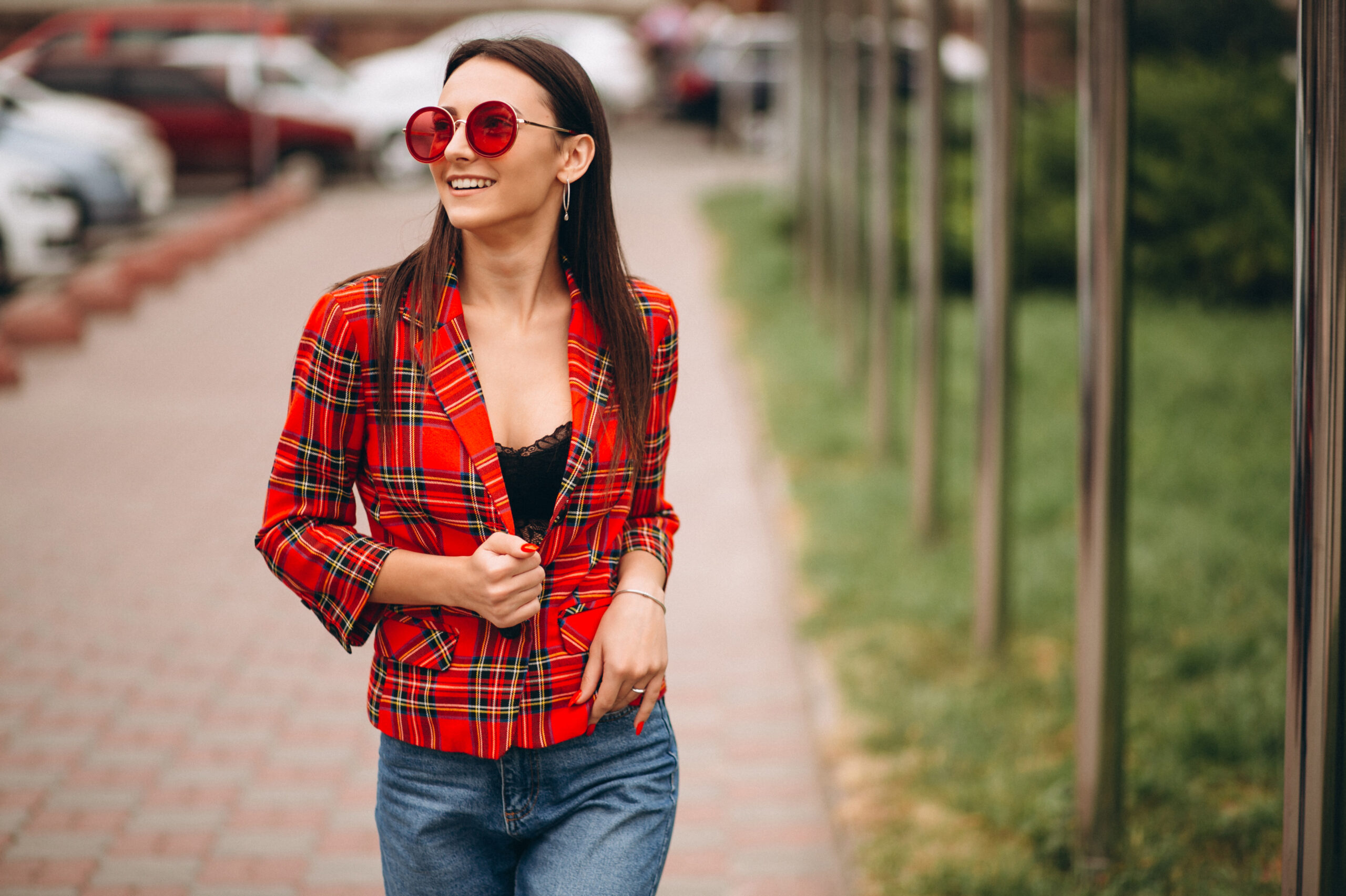 Szczęśliwa kobieta w czerwonej kurtce